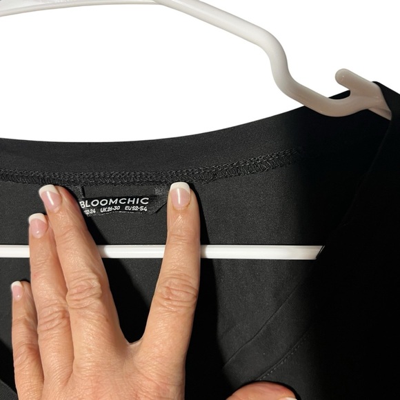 Bloomchic black vneck tshirt size 22-24 comfort plus size - Picture 1 of 4